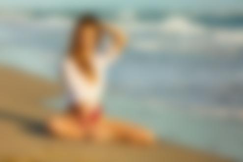 Обои на рабочий стол Модель Кристина в белой рубашке сидит на песке, фотограф Vitaly Skitaev