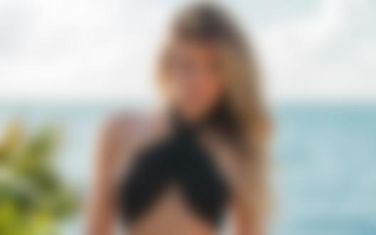Обои для рабочего стола Модель Samantha Hoopes / Саманта Хупс стоит на фоне моря
