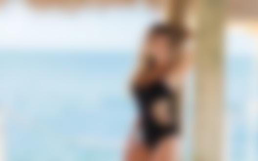 Обои на рабочий стол Модель Samantha Hoopes / Саманта Хупс стоит на фоне моря