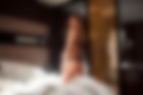 Обои на рабочий стол Девушка в черном нижнем белье стоит на коленях на кровати в комнате, фотограф Denis Gruba