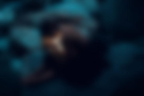 Обои для рабочего стола Девушка со светящимся шаром, фотограф Martin Neuhof