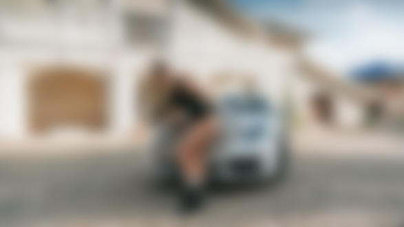 Обои на рабочий стол Модель Катрин стоит у авто, фотограф Anton Harisov