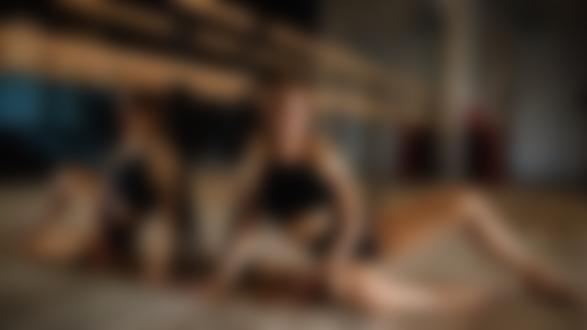 Обои на рабочий стол Модель Maria Kozlovskaya сидит у станка, на полу перед зеркалом, фотограф Georgy Chernyadyev
