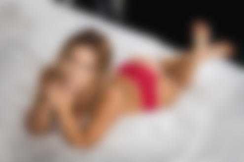 Обои на рабочий стол Модель Neesy Rizzo позирует на постели