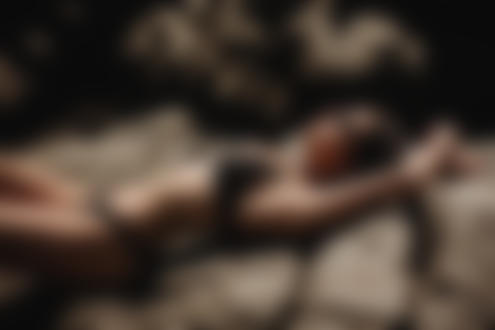 Обои на рабочий стол Модель позирует на камнях, фотограф Joan Fradera