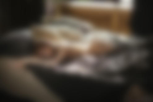 Обои на рабочий стол Модель Полина Пшеничная лежит на постели, фотограф Максим Чуприн, обои для рабочего стола, скачать обои, обои бесплатно