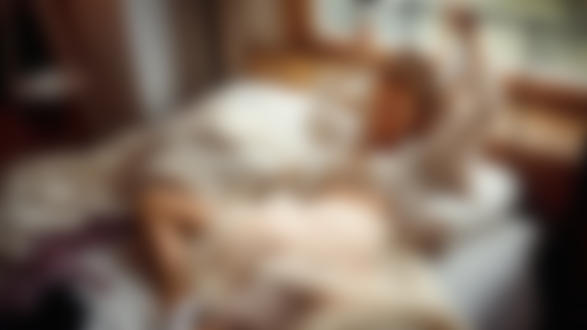 Обои на рабочий стол Модель Феникс Райа лежит на постели. Фотограф Георгий Чернядьев