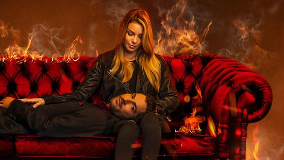Обои на рабочий стол Люцифер / Lucifer, положивший голову на колени девушки. Из сериала Люцифер / Lucifer