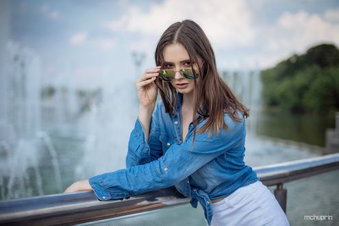 Обои на рабочий стол Модель Disha Shemetova в очках стоит на фоне фонтана, фотограф Maksim Chuprin
