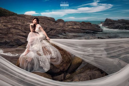 Обои на рабочий стол Девушка в свадебном платье с длинным шлейфом позирует на фоне природы, by Joshua Chang
