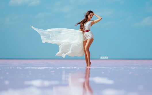 Обои на рабочий стол Девушка в белом стоит на воде, фотограф - ретушер Artur Crow