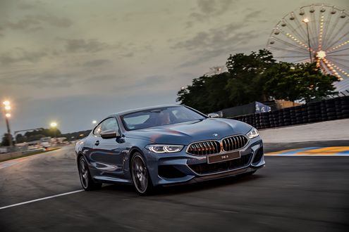 Обои на рабочий стол Мужчина едет за рулем BMW M850i xDrive Cabrio 2019 по вечерней дороге