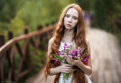 Обои на рабочий стол Модель Полина с цветами в руке стоит на цветущем, фотограф Мощенко Сергей