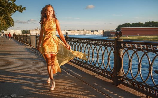 Обои на рабочий стол Девушка с русыми волосами идет по набережной, фотограф Сергей Рехов