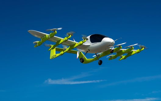 Обои на рабочий стол Электронный летательный дрон Kitty Hawk Cora в небе