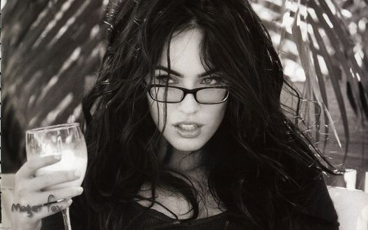 Обои на рабочий стол Меган Фокс / Megan Fox с бокалом в руке