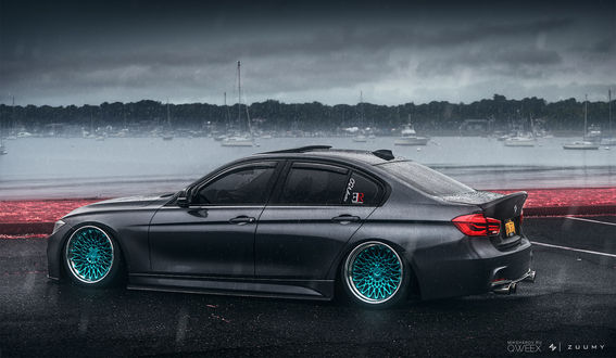 Обои на рабочий стол Черный BMW 335 стоит под дождем, у набережной с видом на пришвартованные яхты на воде, by Mikhail Sharov