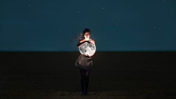 Обои на рабочий стол Девушка с луной в руках