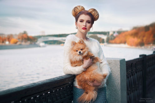 Обои на рабочий стол Модель Наталия со щенком в руках. Фотограф Kerry Moore