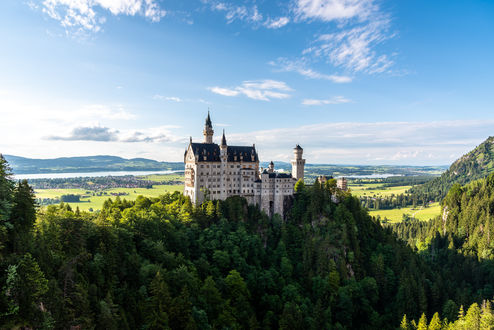 Обои на рабочий стол Замок Neuschwanstein Castle / Нойшванштайн баварского короля Людвига II около городка Фюссен, фотограф Patrick Stargardt
