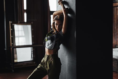 Обои на рабочий стол Модель Disha Shemetova / Диша Шеметова стоит у стены. Фотограф Артем Соловьев