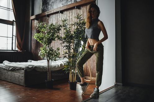 Обои на рабочий стол Модель Disha Shemetova / Диша Шеметова стоит в комнате. Фотограф Артем Соловьев