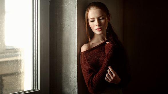 Обои на рабочий стол Модель Екатерина Воронина стоит у стены, фотограф Georgy Chernyadyev