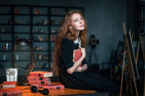 Обои на рабочий стол Модель Екатерина Воронина с книгой в руках сидит н столе, фотограф Александр Решня