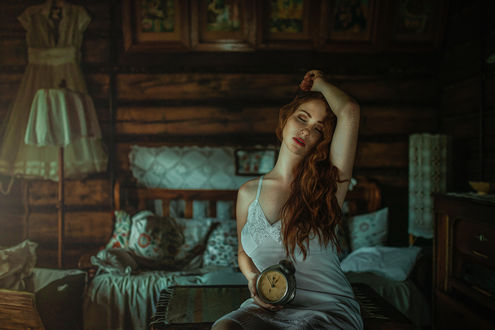 Обои на рабочий стол Девушка Marlena / Марлена с будильником в руке, фотограф Janusz Zolnierczyk