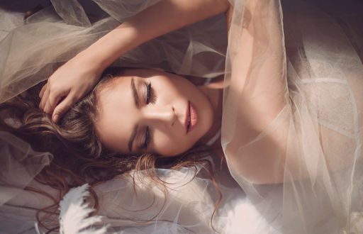 Обои на рабочий стол Девушка с закрытыми глазами. Фотограф Nataliya Muzhetskaya