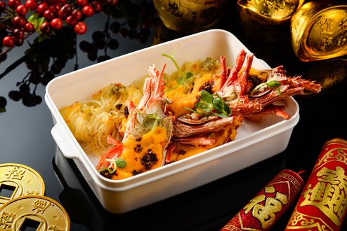 Обои на рабочий стол Китайская кухня: аппетитные крабы в лотке на столе, рядом ягоды, свитки, слитки золота и монеты