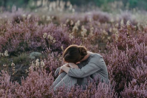 Обои на рабочий стол Девушка сидит на лавандовом поле, фотограф Anita Austvika
