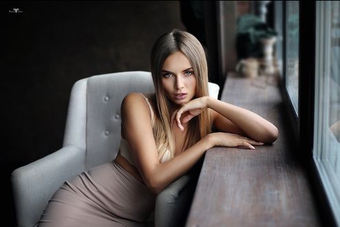 Обои на рабочий стол Девушка Дарья сидит у окна, фотограф Dmitry Arhar