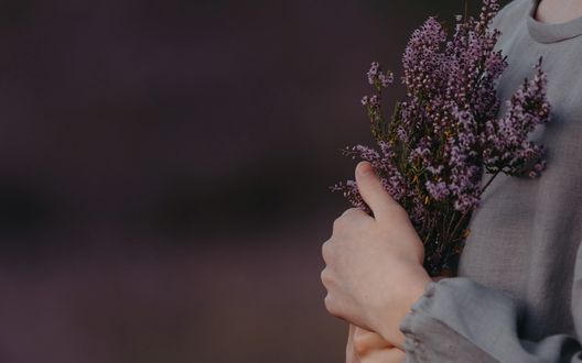 Обои на рабочий стол Девушка в сером платье с лавандой в руке, фотограф Anita Austvika