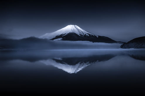 Обои на рабочий стол Гора Fuji / Фудзи, Япония и ее отражение в воде. Фотограф Takashi
