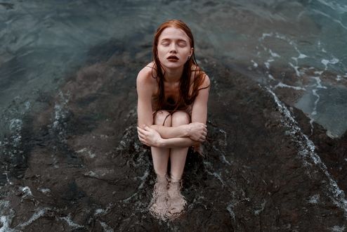 Обои на рабочий стол Рыжеволосая девушка сидит в воде, фотограф Ульяна Найденкова