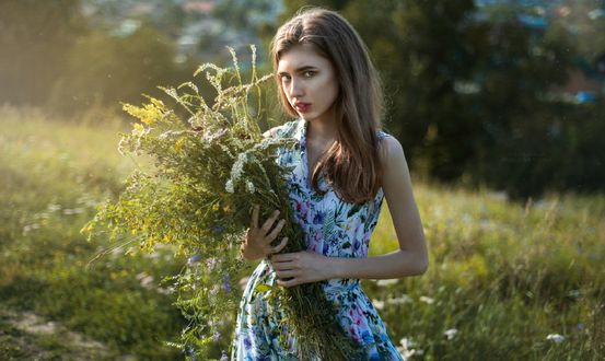 Обои на рабочий стол Модель Маша с цветами в руках, фотограф Арбузова Вилина