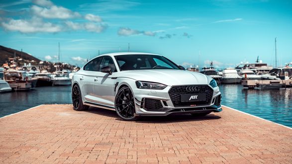 Обои на рабочий стол Белый купе Audi RS5-R в тюнинге от ABT стоит на причале яхт