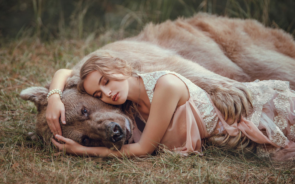 Обои для рабочего стола Девушка с закрытыми глазами, обнимая медведя, лежит на земле, фотограф Ольга Веремьева