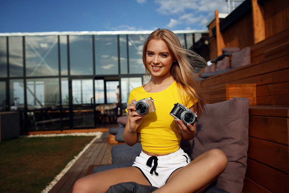 Обои для рабочего стола Модель Екатерина Котаро с фотоаппаратами в руках, by Dmitry Arhar