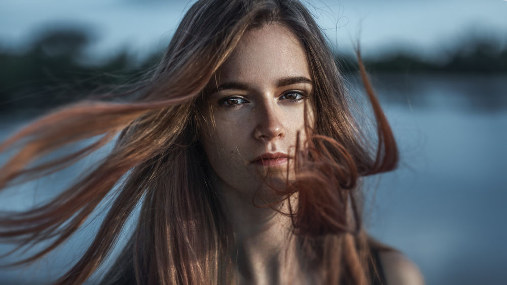Обои для рабочего стола Модель Настя с развевающимися волосами, by Nataliya Youdanova
