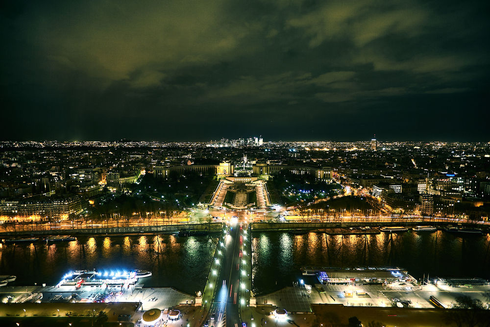 Обои для рабочего стола Ночной Париж, взгляд с Эйфелевой башни, Франция. Фотограф akmal