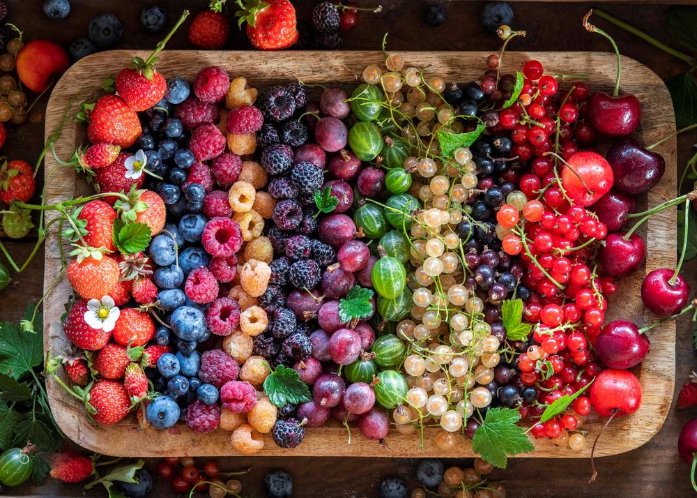 Обои для рабочего стола Блюдо с ягодами клубники, черники, малины, крыжовником, смородиной и черешнями, by Irina Meliukh