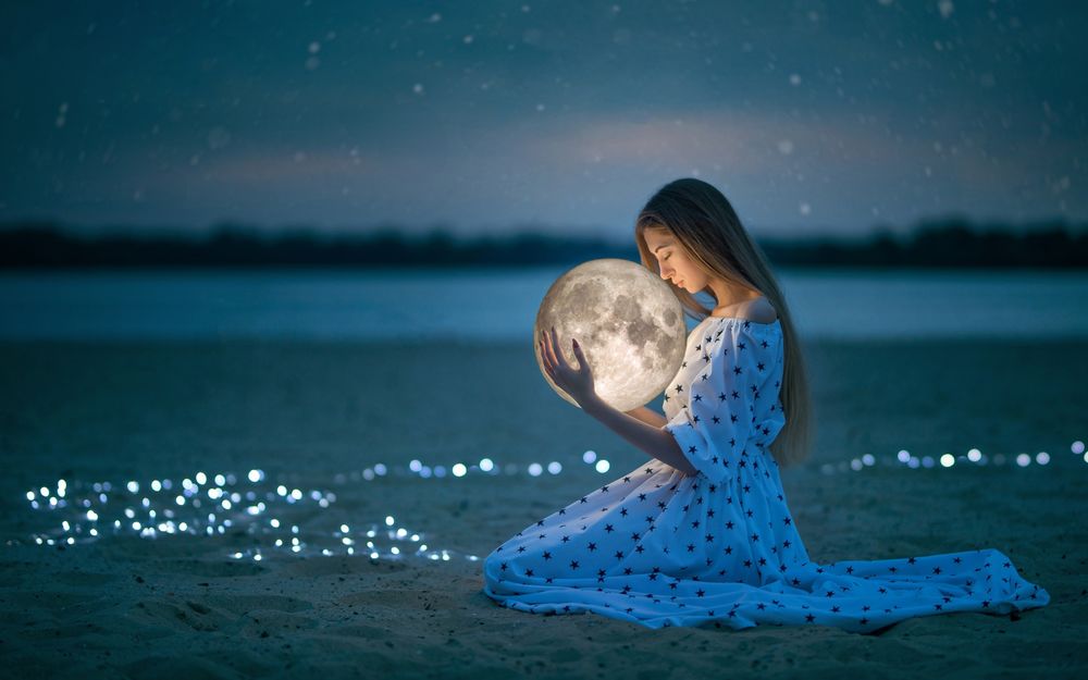 Обои для рабочего стола Молодая девушка в красивом платье с луной в руках на песке, фотограф Anton Ostapenko