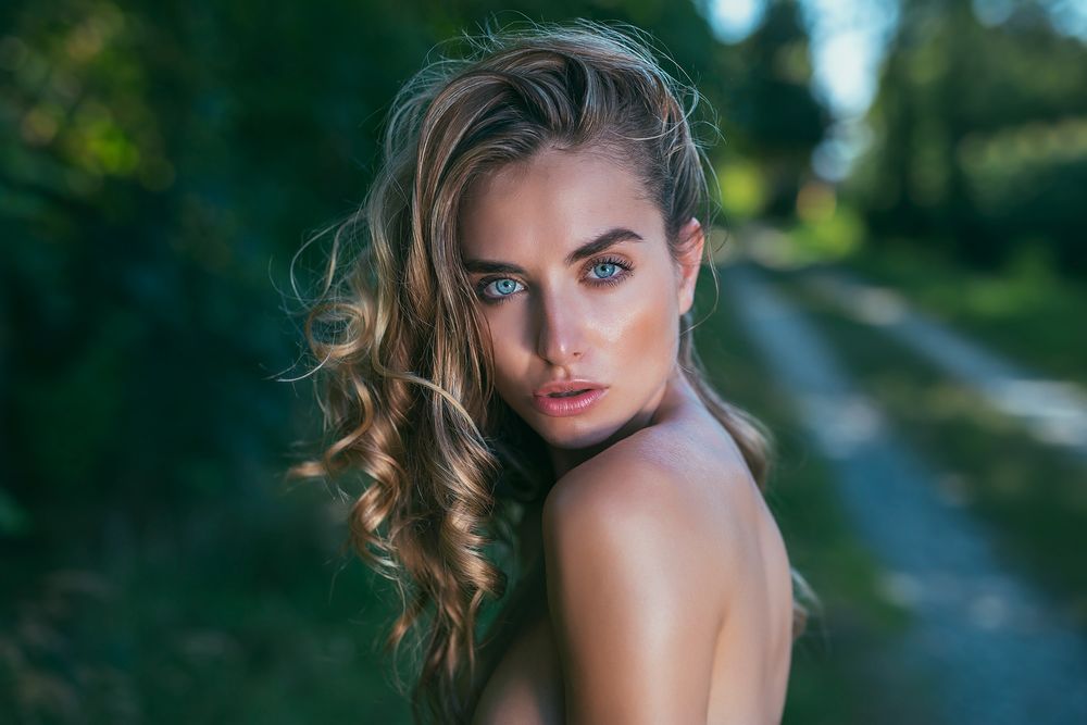 Обои для рабочего стола Блондинка стоит на дороге, фотограф Roberto Demaria