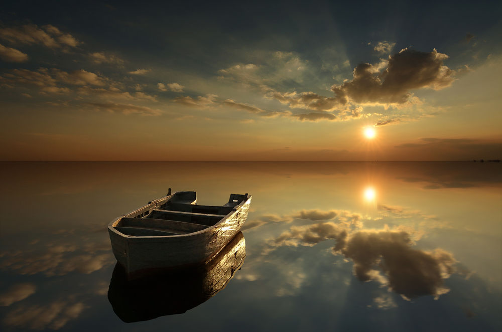 Обои для рабочего стола Лодка на воде на фоне заката, by Antonio Amati