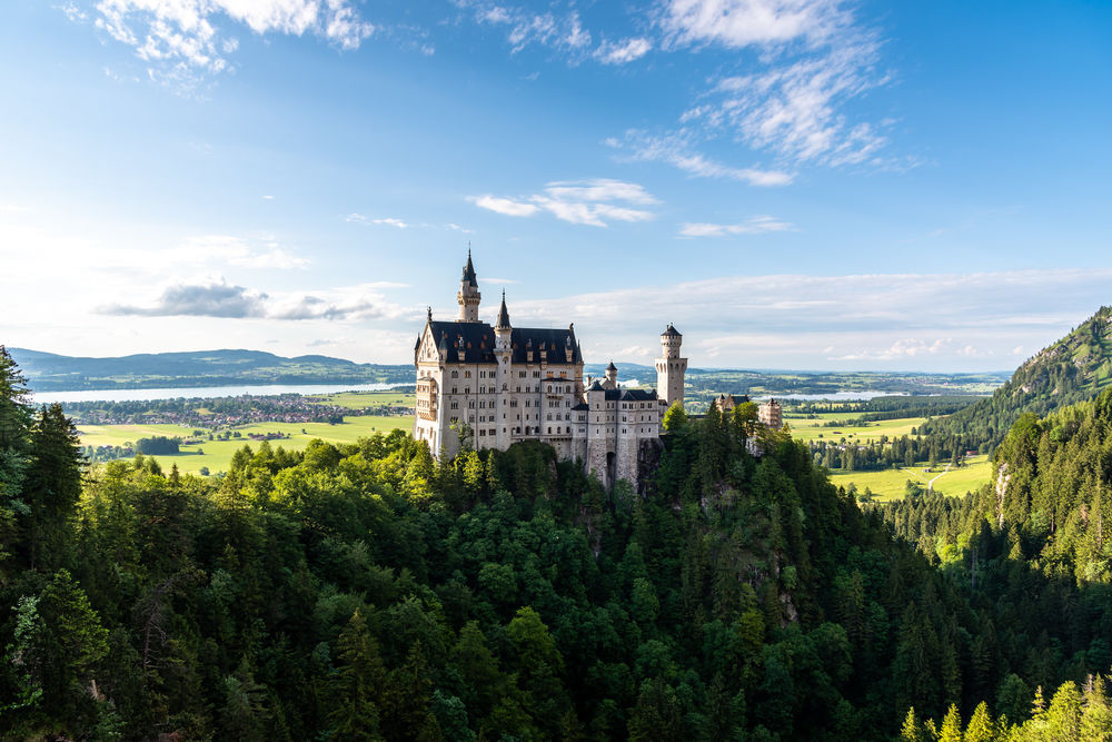 Обои для рабочего стола Замок Neuschwanstein Castle / Нойшванштайн баварского короля Людвига II около городка Фюссен, фотограф Patrick Stargardt