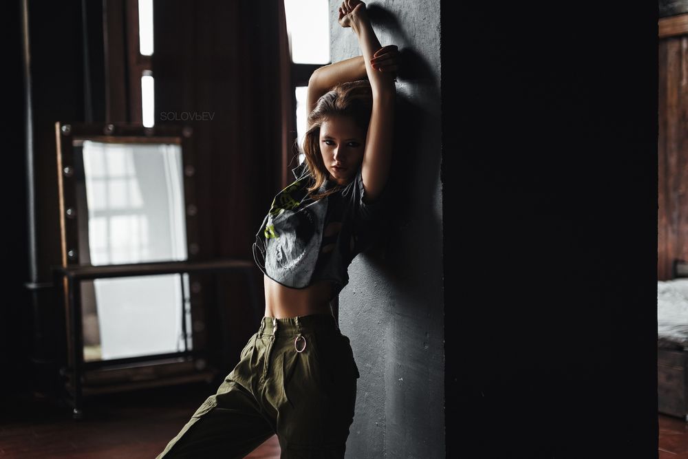 Обои для рабочего стола Модель Disha Shemetova / Диша Шеметова стоит у стены. Фотограф Артем Соловьев
