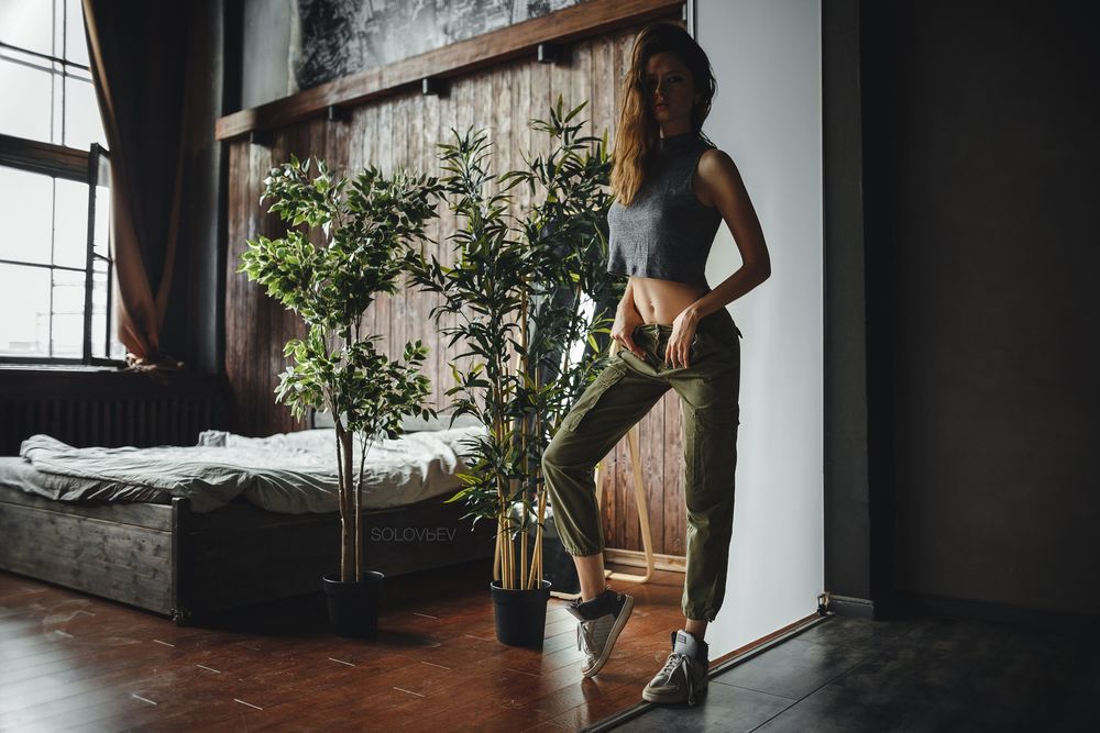 Обои для рабочего стола Модель Disha Shemetova / Диша Шеметова стоит в комнате. Фотограф Артем Соловьев