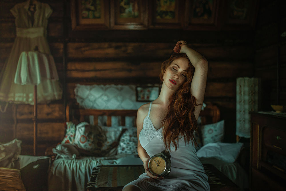 Обои для рабочего стола Девушка Marlena / Марлена с будильником в руке, фотограф Janusz Zolnierczyk